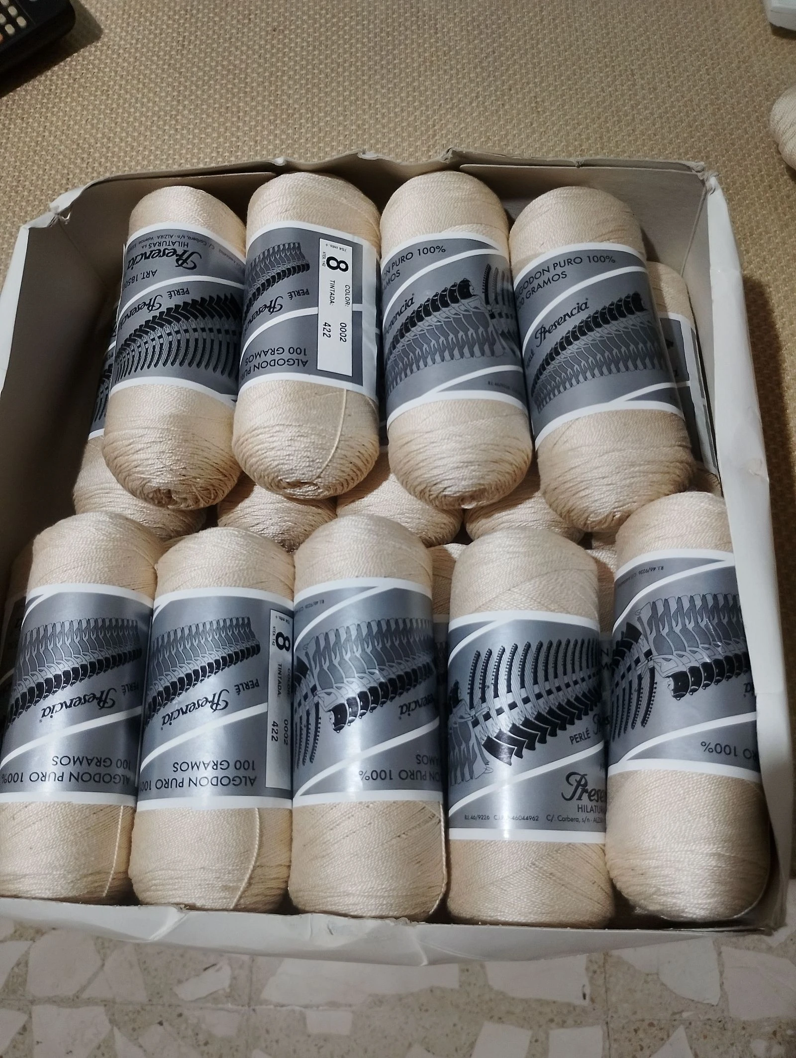 Caja de 19 ovillos de hilo de crochet 